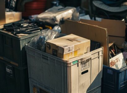 Astuces pour acheter des box de stockage aux enchères sans se ruiner