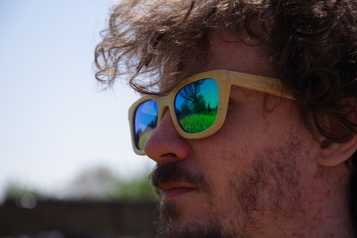 Lunettes de soleil en bois portés