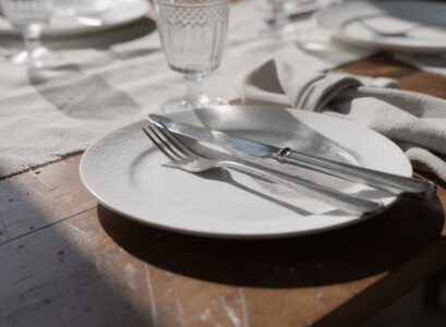découvrez l'art de placer vos couverts en fin de repas pour un service élégant et respectueux des traditions de la table française.