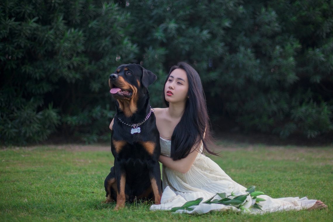 femme avec un chien