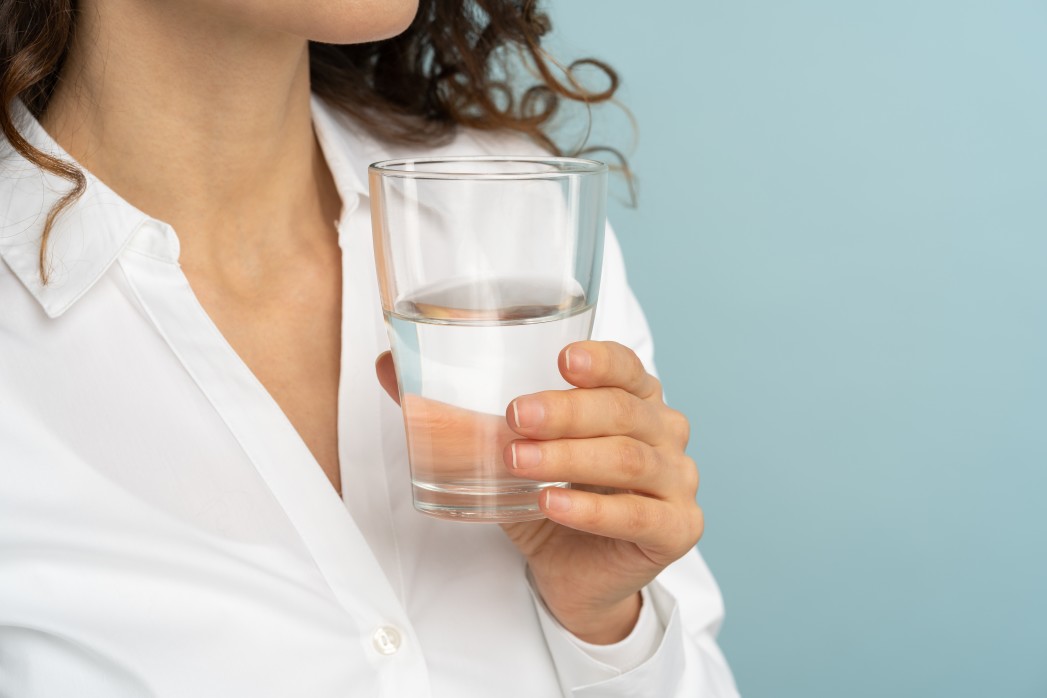 femme et verre d'eau