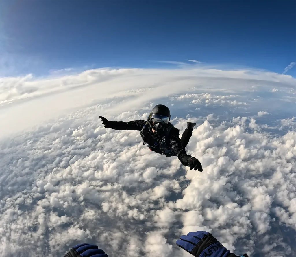 Saut HALO au-dessus des nuages