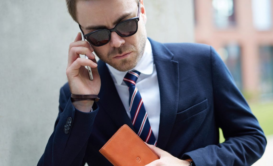 homme d'affaire avec un smartphone Android