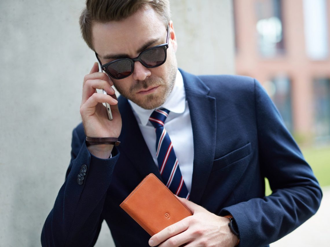homme d'affaire avec un smartphone Android
