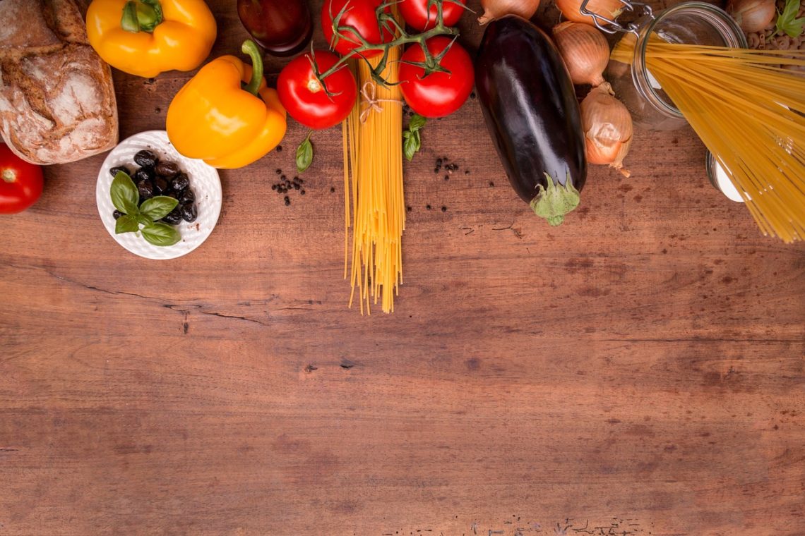 légumes sur un plan de travail