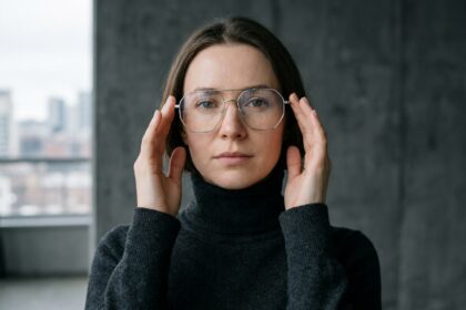 Femme portant des lunettes oversize aux montures géométriques argentées inspirées de la science-fiction, idéales comme cadeau de Noël