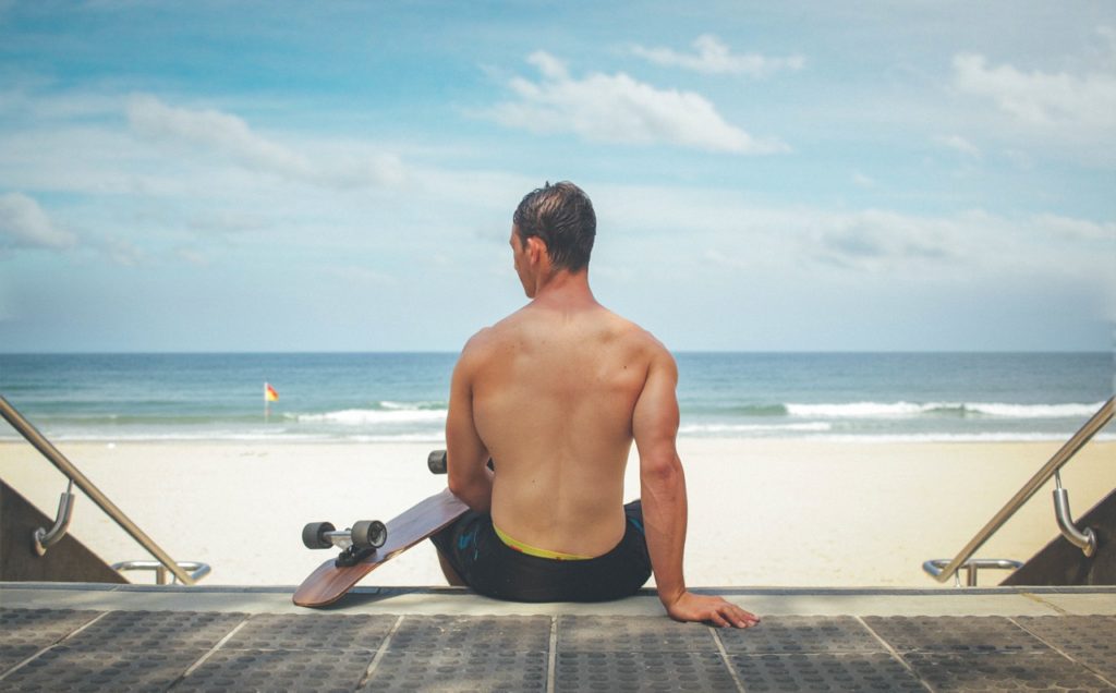 un homme se repose la peau au soleil