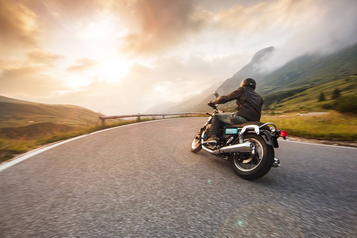 touring à moto casque intégral