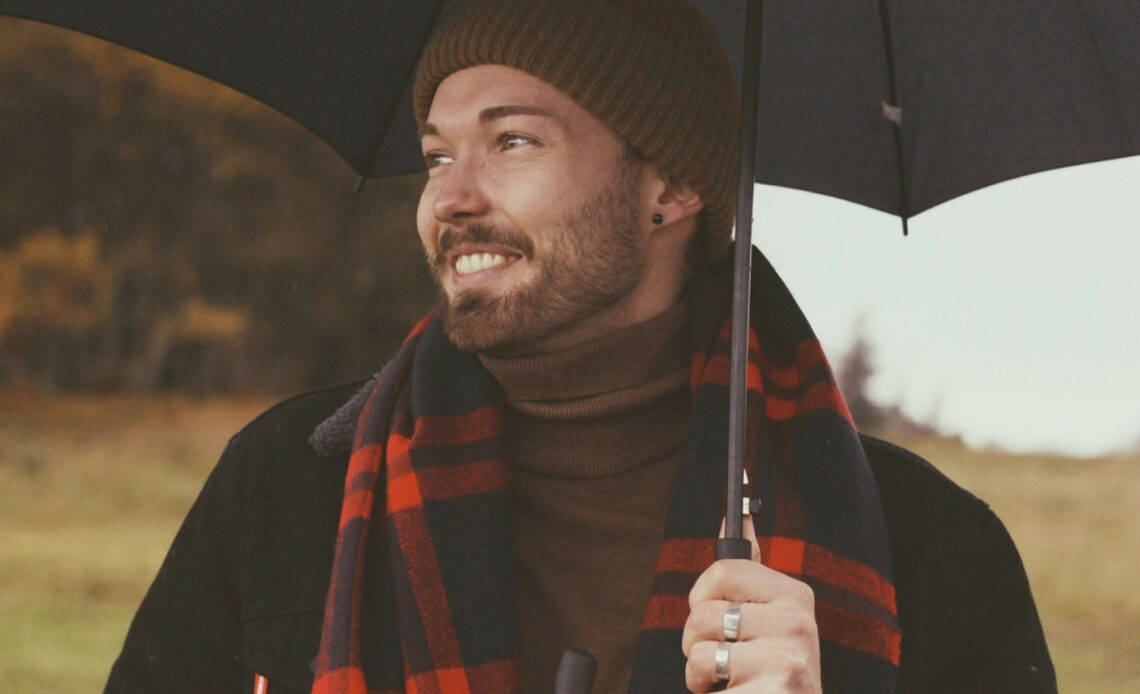 Messieurs, optez pour un parapluie solide et élégant pour affronter les jours gris