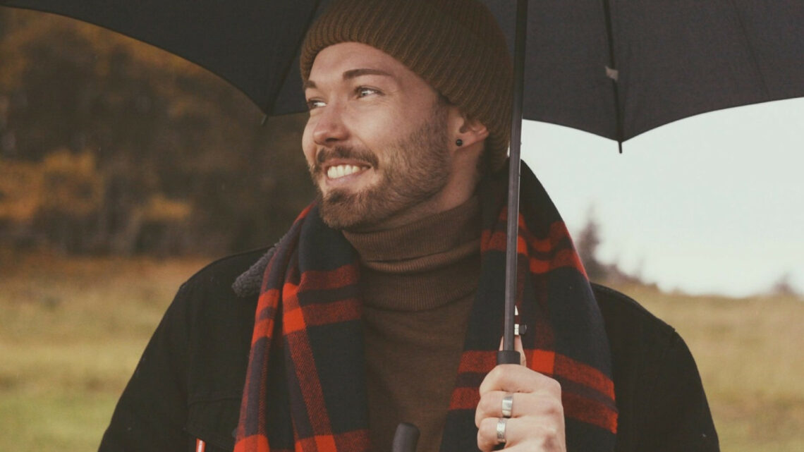 Messieurs, optez pour un parapluie solide et élégant pour affronter les jours gris