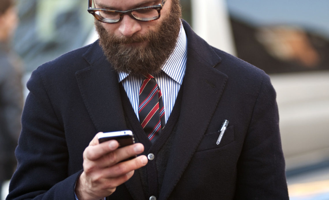 un homme avec un iPhone