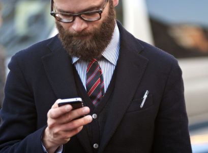 un homme avec un iPhone